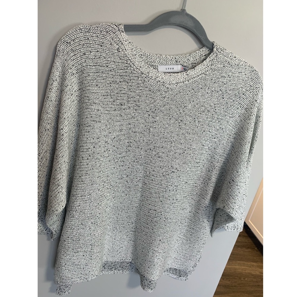 Lulu’s thin grey sweater/top